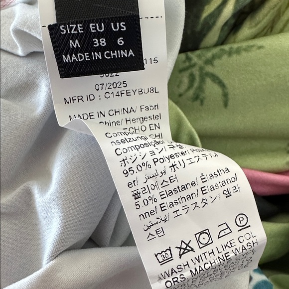 Maxi Dress with a floral Artistic Print - Picture 10 of 10